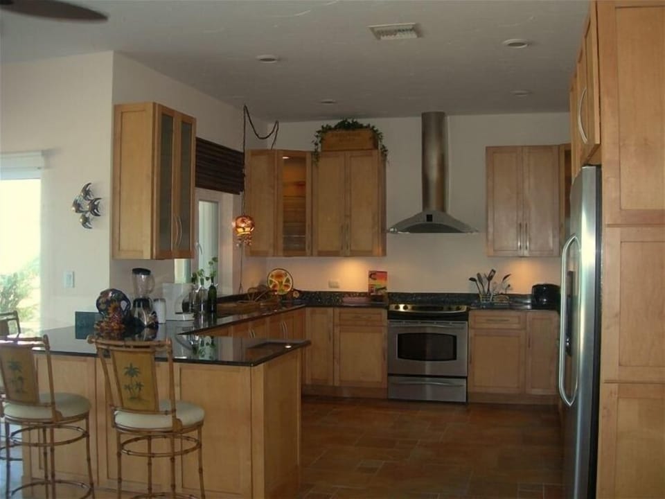 Modern and well equipped kitchen with all amenities and bar.