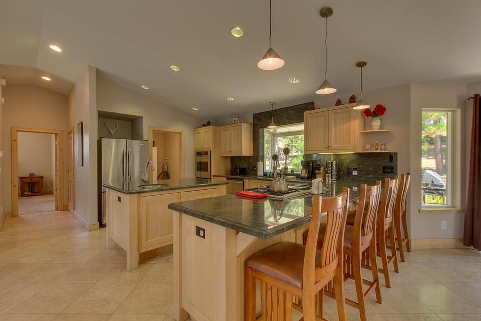 Kitchen & bar seating for 4