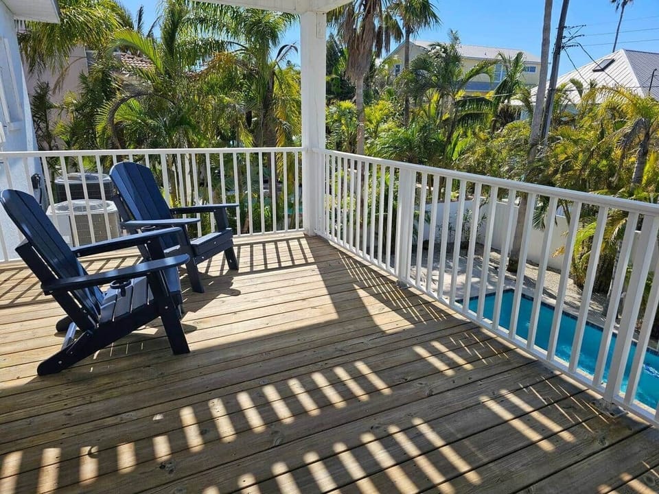 Master BR 1 deck with view to the pool
