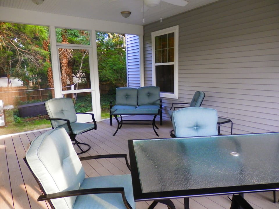 SCREENED PORCH