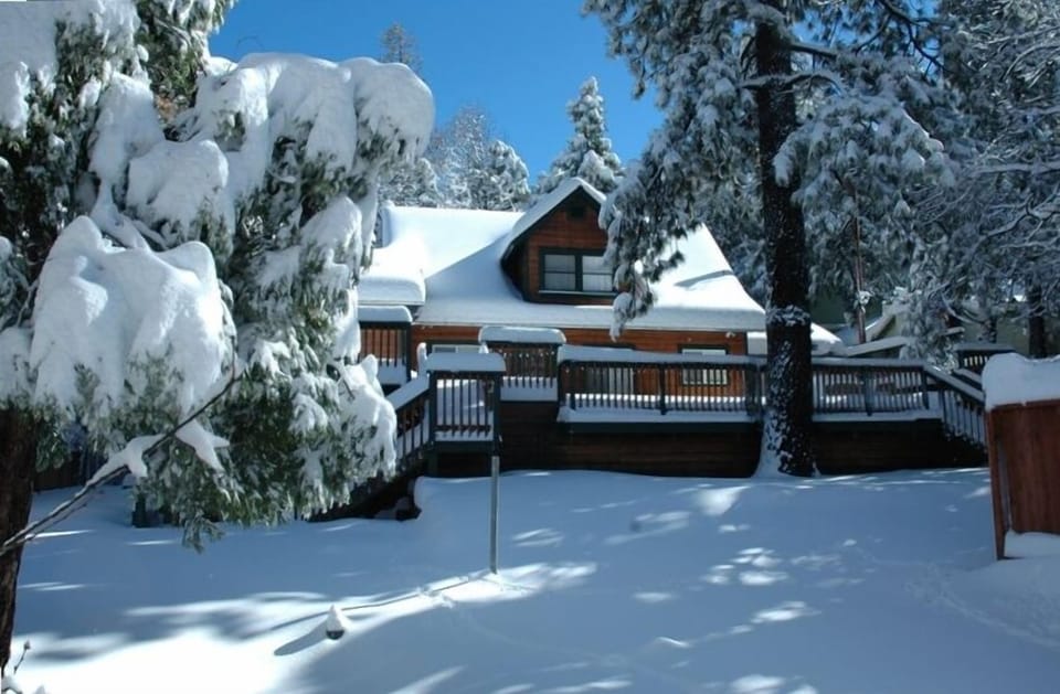 3Bears Lake Cabin in the Winter