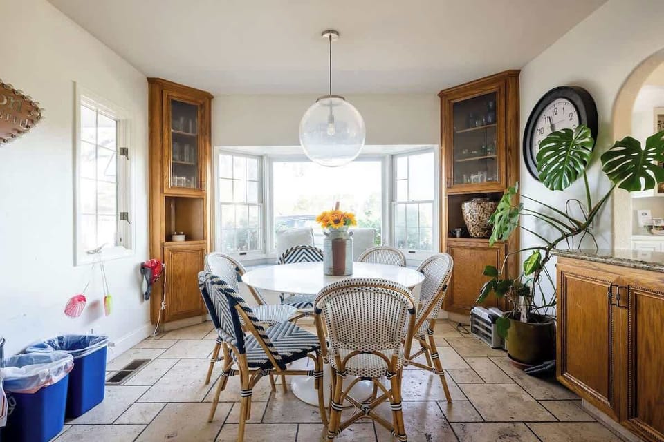 Enjoy breakfast or coffee in this sunny dining nook with garden views. A cozy spot for families, wine country explorers, golfers, or team retreats to start the day together