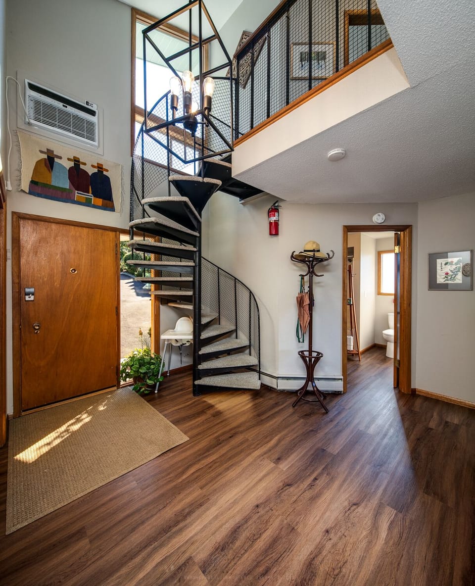Front door & entryway 