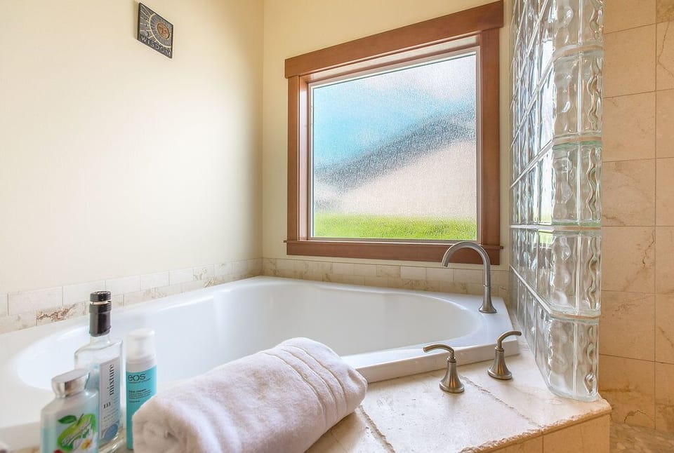 master soaking tub for two!
