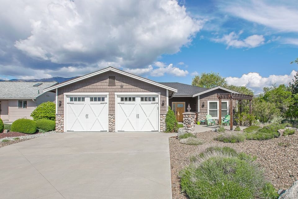 Sunshine House 
3000 sq ft 2 car garage