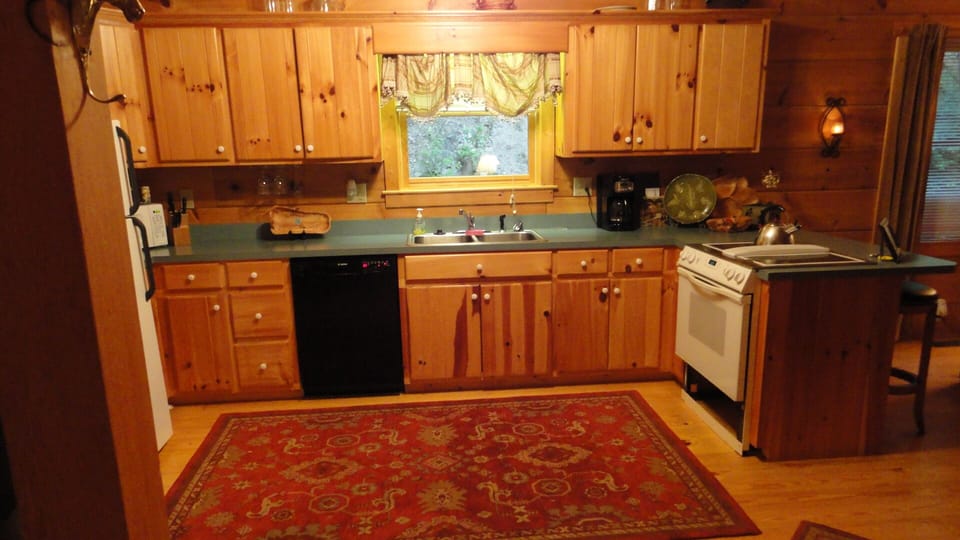 The Bearclaw Cabin's Fully-Equipped Kitchen