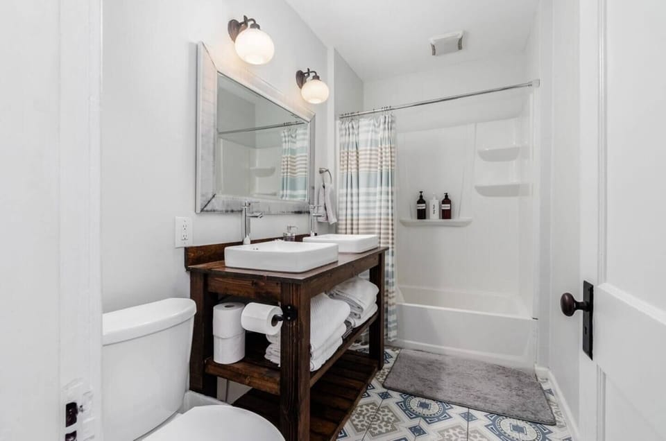 2nd floor full bathroom