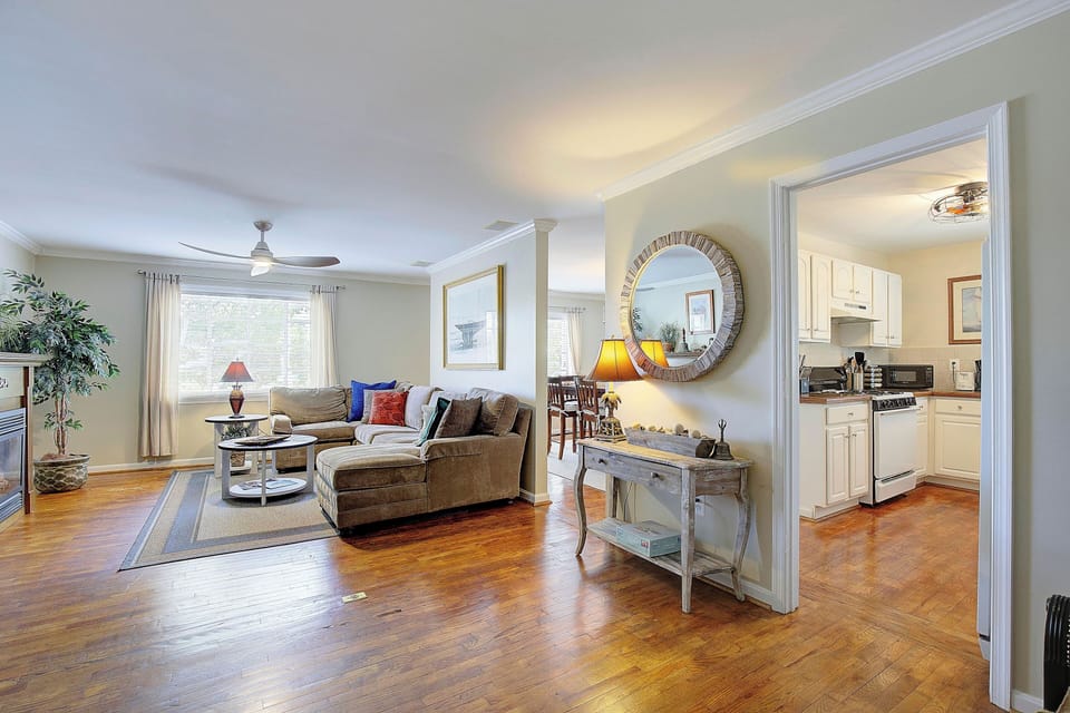 Large open family room, big screen tv, fireplace, overlooking the Naval Academy