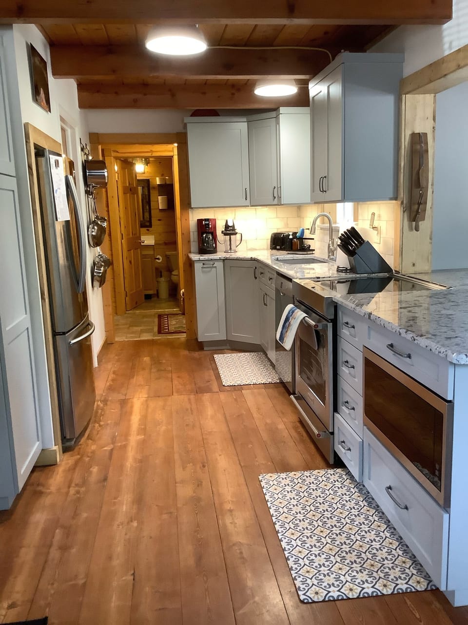 Well equipped kitchen with lots of counter space. Great baking & serving dishes.