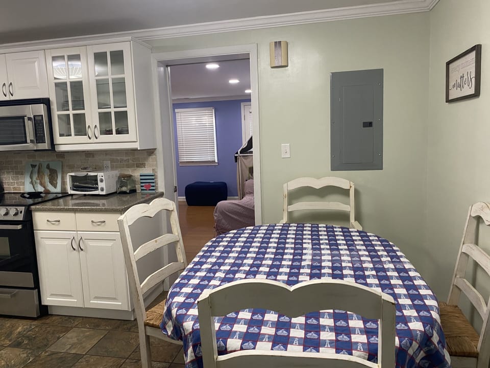 Kitchen & Table