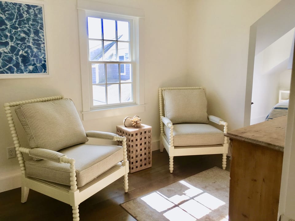Sitting area with flatscreen TV in 2nd floor guest suite
