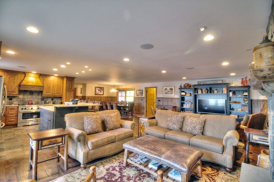 Great room for large families. Kitchen, dining, TV, fireplace, Lots of room!