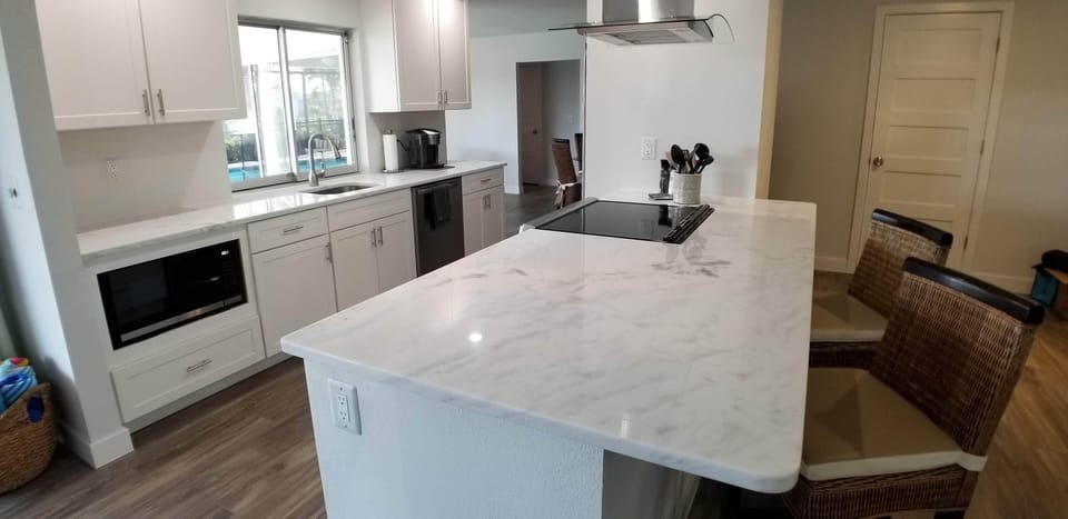 Kitchen peninsula with seating