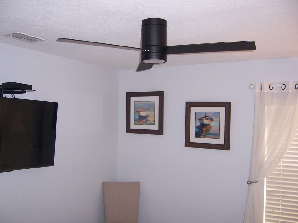 QUEEN MASTER SUITE BEDROOM