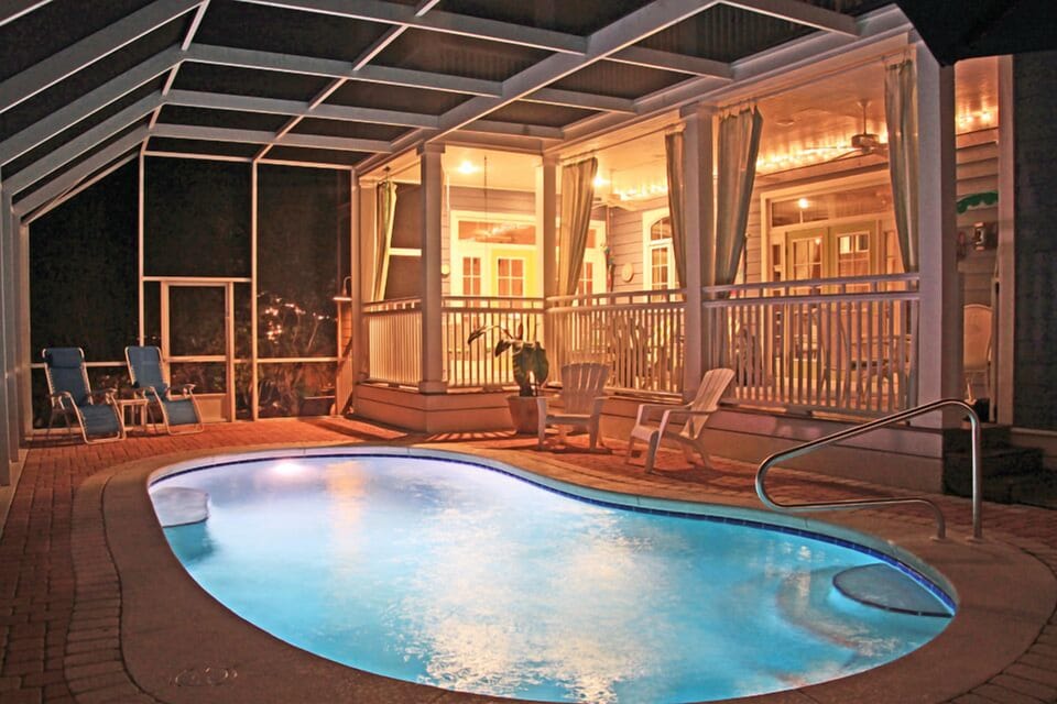 Private, Heated pool w Bluetooth sound. Weber Grill just outside screened area.