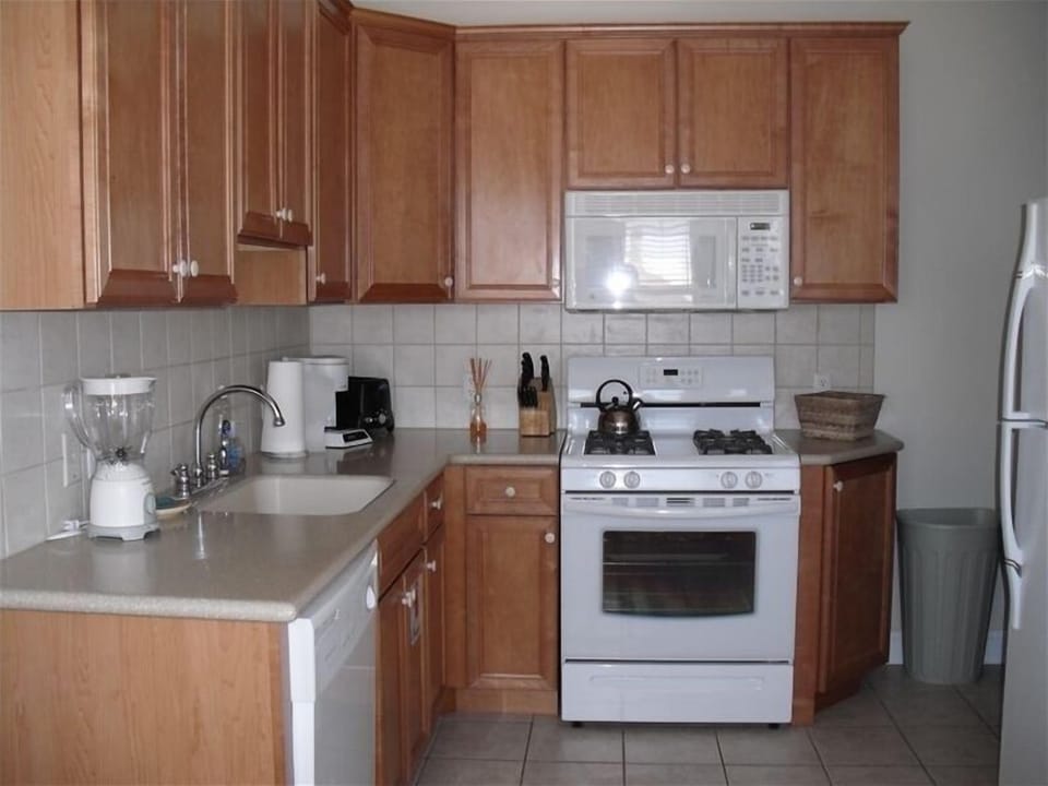 Full kitchen