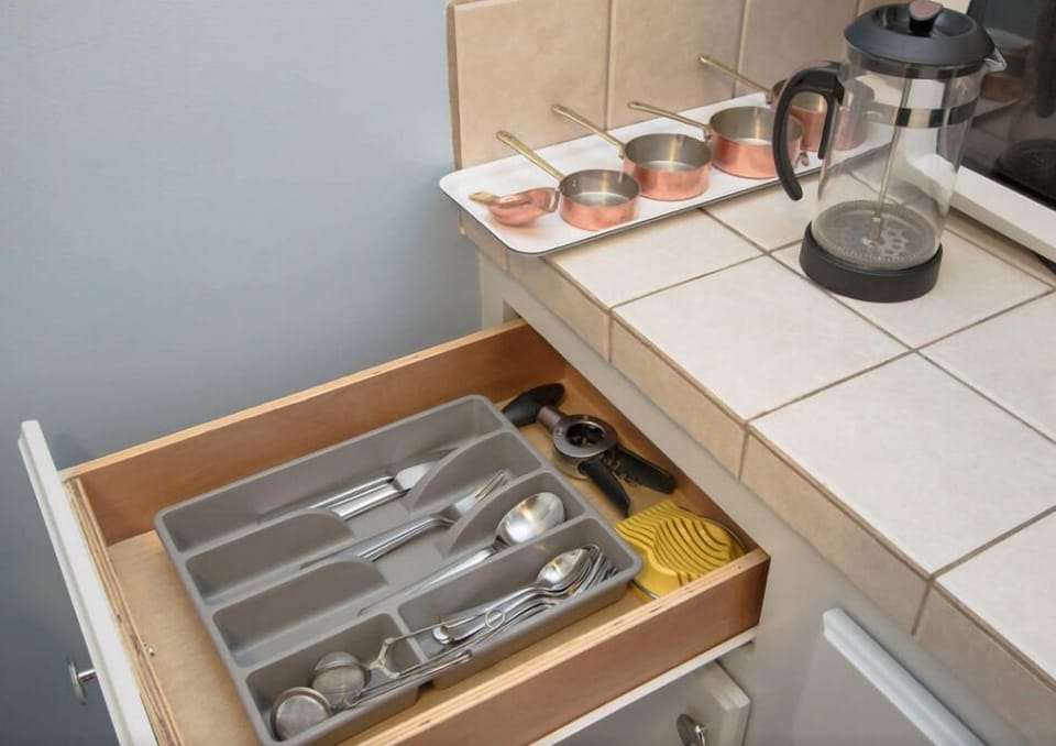 Full set of kitchen utensils, wine opener and all the essentials for cooking.