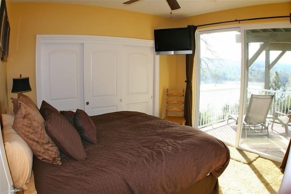  Lower Bedroom 