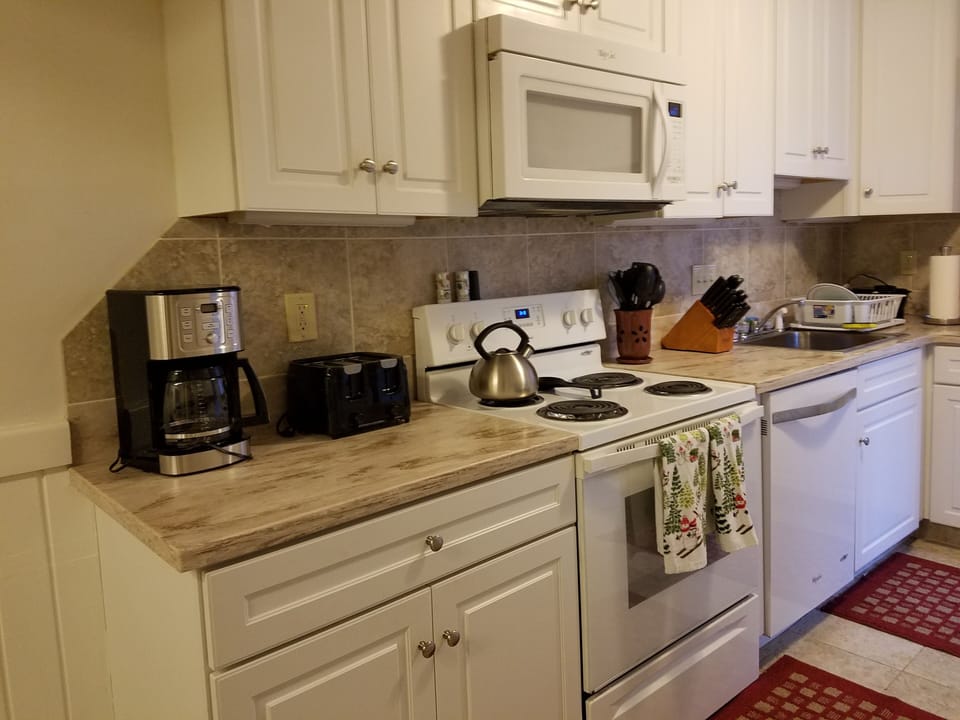 Updated kitchen with 14 cup Cuisinart coffee maker, 4 slice toaster and more!!