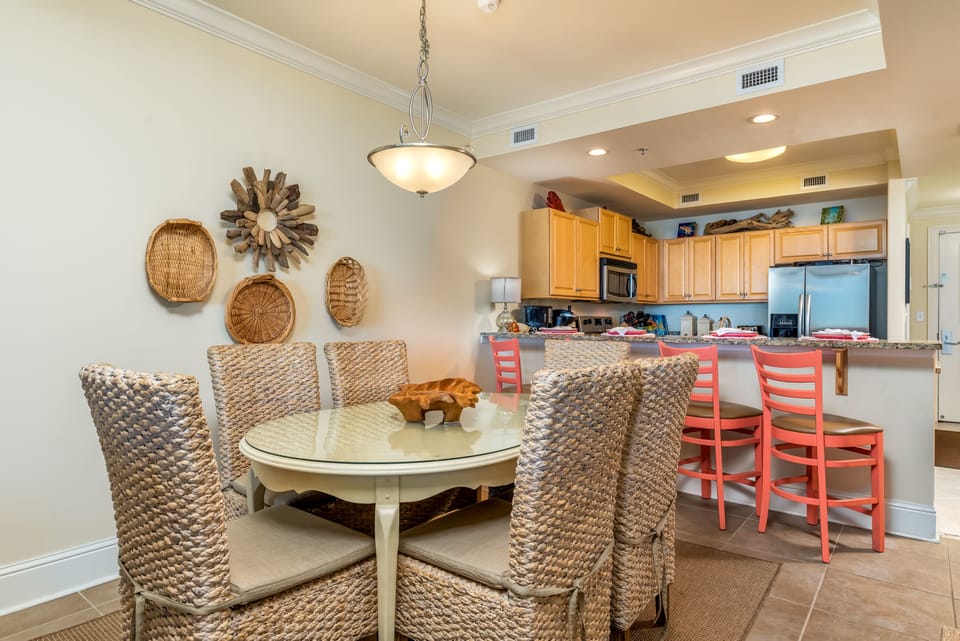 Dining area seating for 6