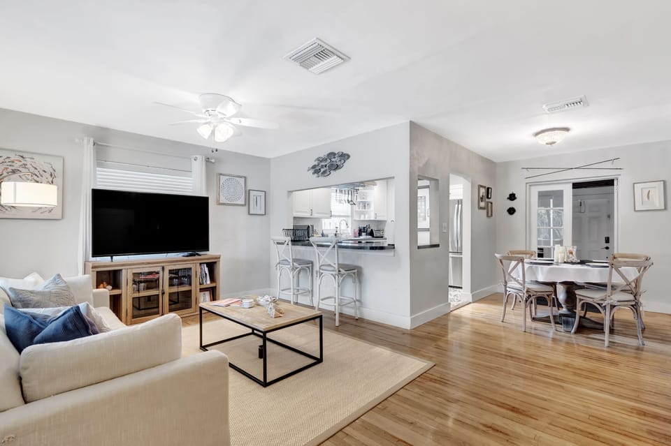Living room / bar