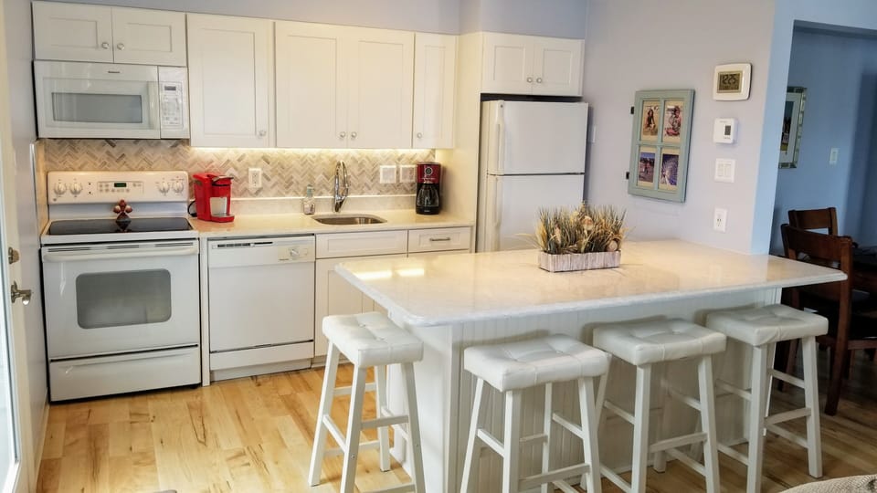 Eat-In Kitchen