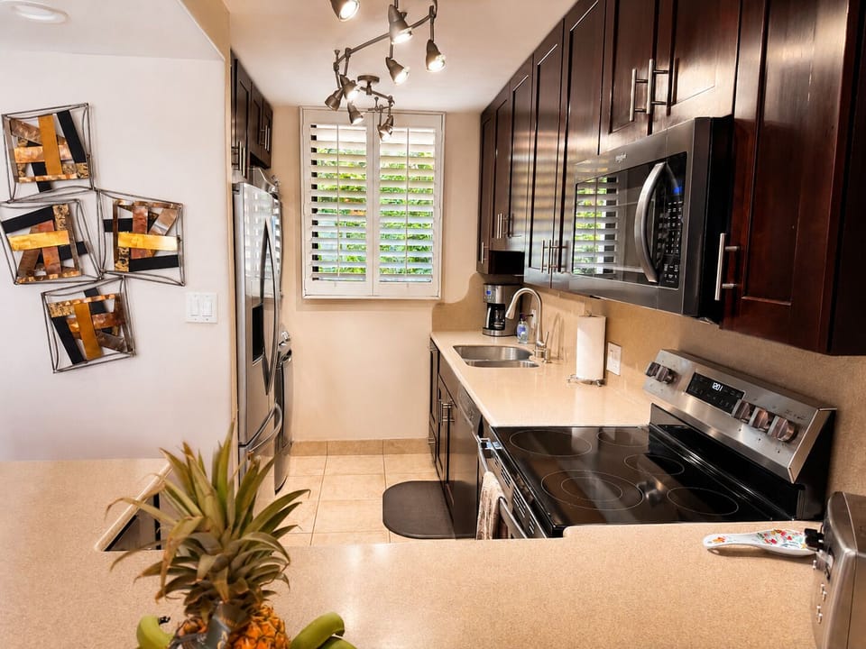 Full kitchen and full size washer/dryer
