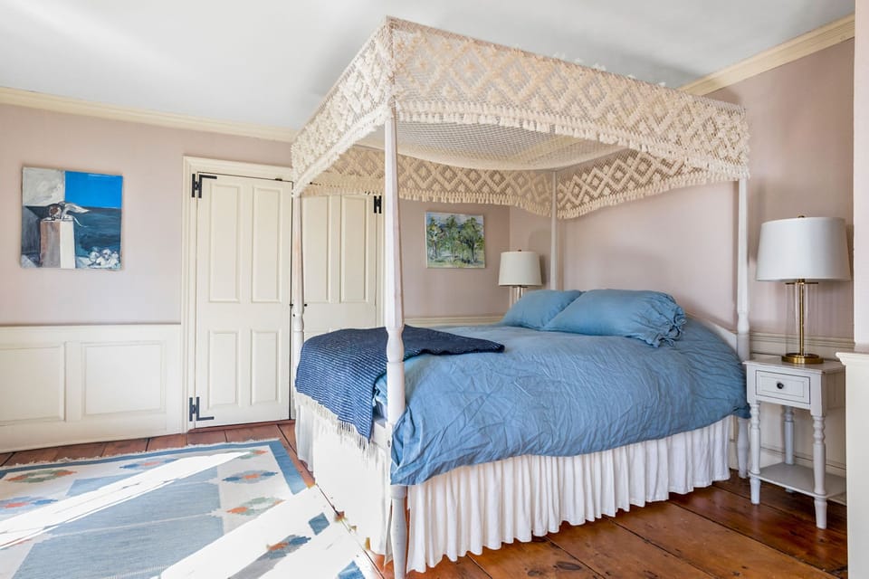 Main bedroom w/ walk-in closet