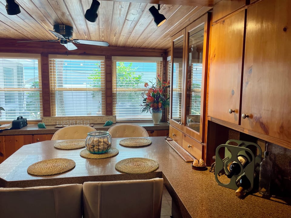 Eat-In Kitchen