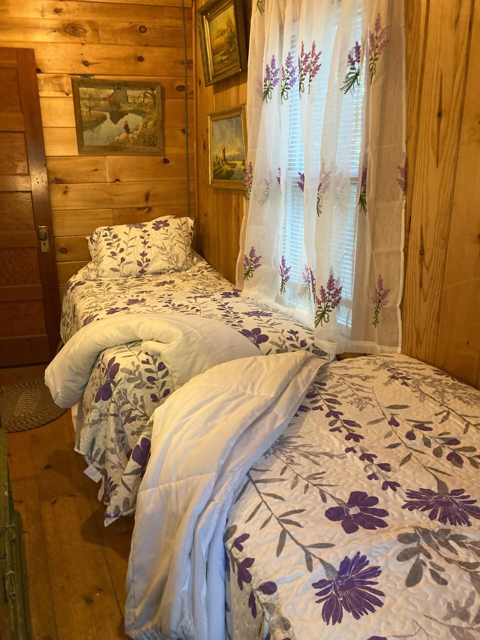Violet Room with two twin beds