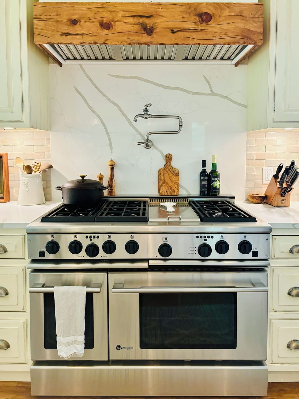 6 burner gas stove with center griddle and double ovens 
