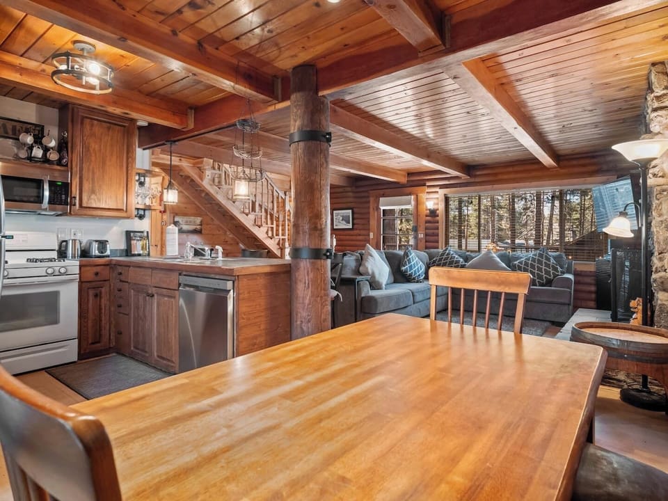 6 person dining table, seamlessly connects to the kitchen and living room