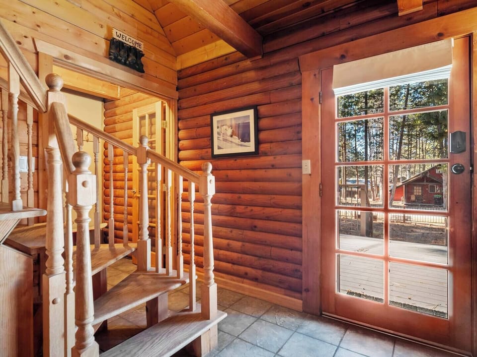 Entryway: Tons of natural light