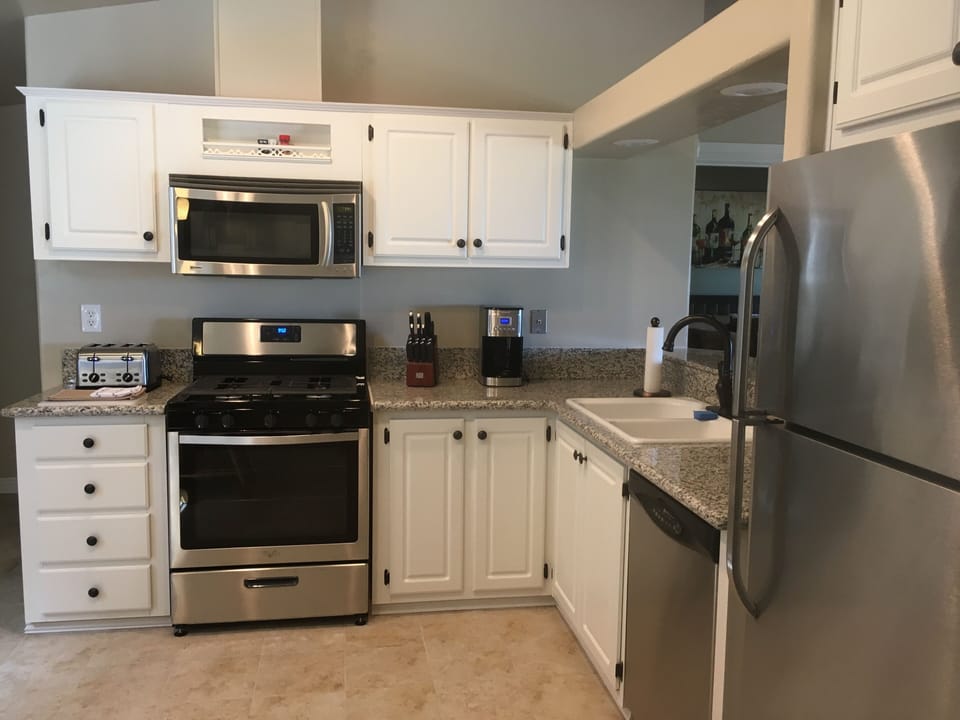 Fully equipped kitchen.
