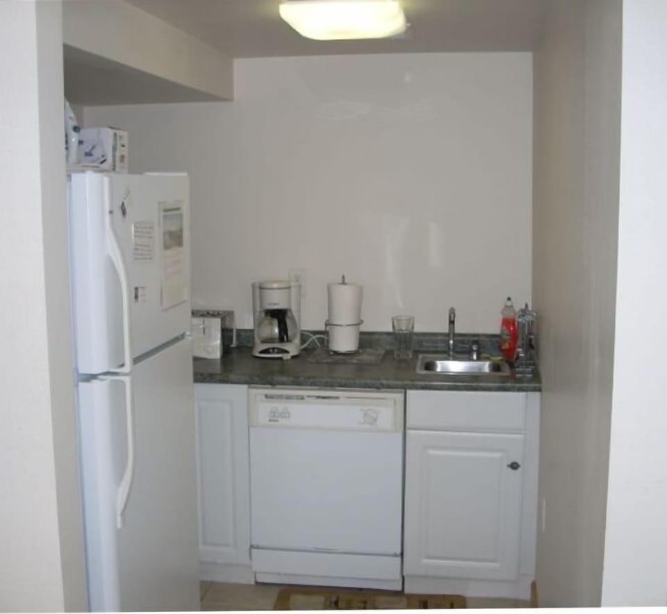 1ST. FLR SUITE GALLEY!  PLEASE USE FROZEN PLASTIC BOTTLES IN COOLERS TO SAVE ICE