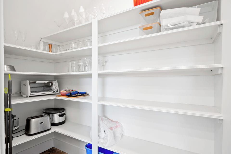 Walk in pantry with screen door