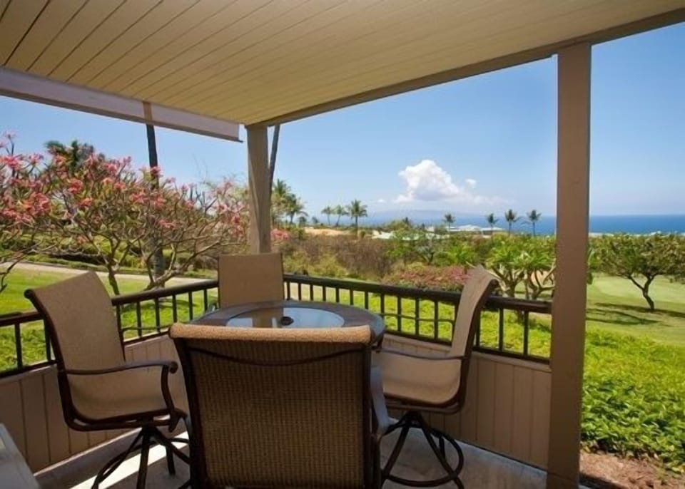 Lanai.  Fresh air,  stunning sunsets, moonrises and starscapes over the Pacific.