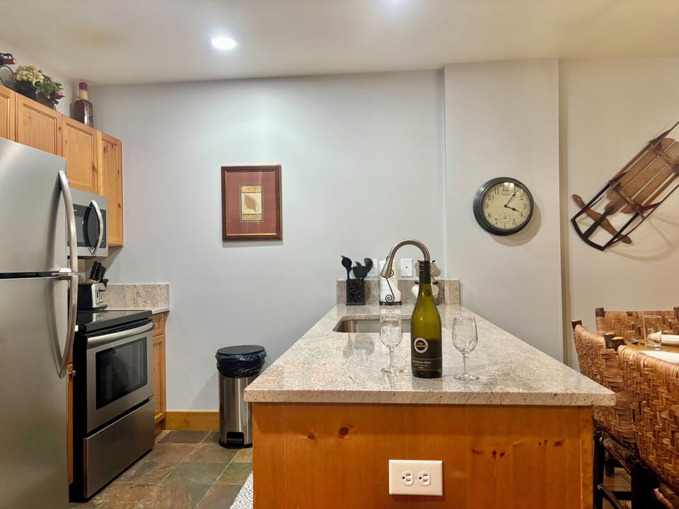 SS Appliances, fully stocked kitchen, keurig, drip coffee, crock pot, blender