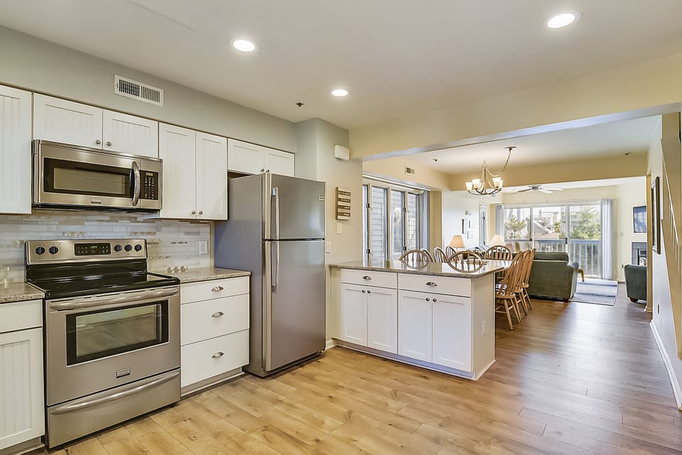 Breakfast bar separating kitchen and dining area