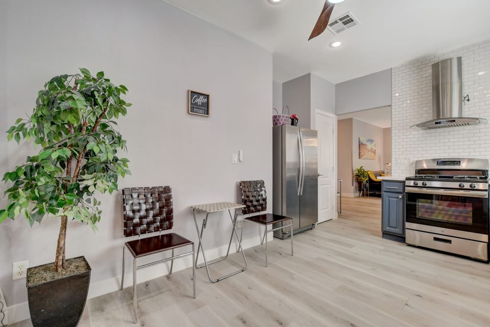 Kitchen seating area