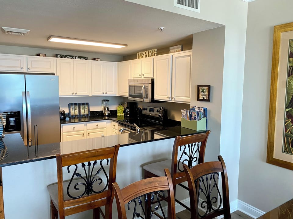 Large kitchen fully stocked kitchen with breakfast bar