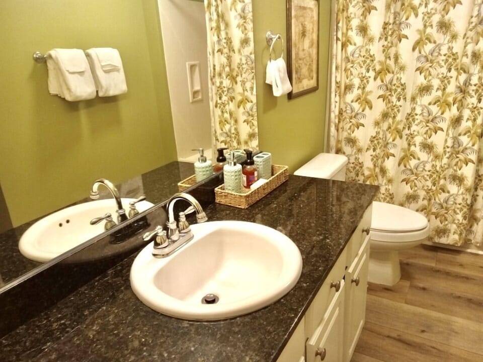 Hallway bathroom with 2 doors can be entered from the queen bedroom or the hall 