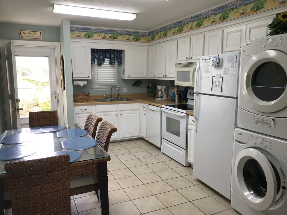 Kitchen with Dining table