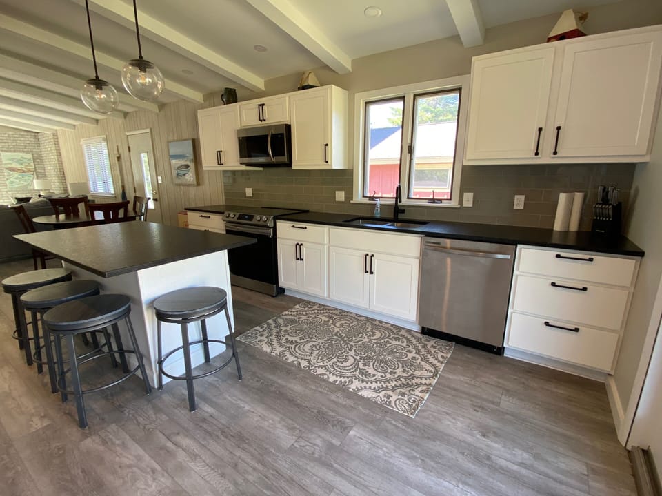 Newly remodeled, fully equipped kitchen