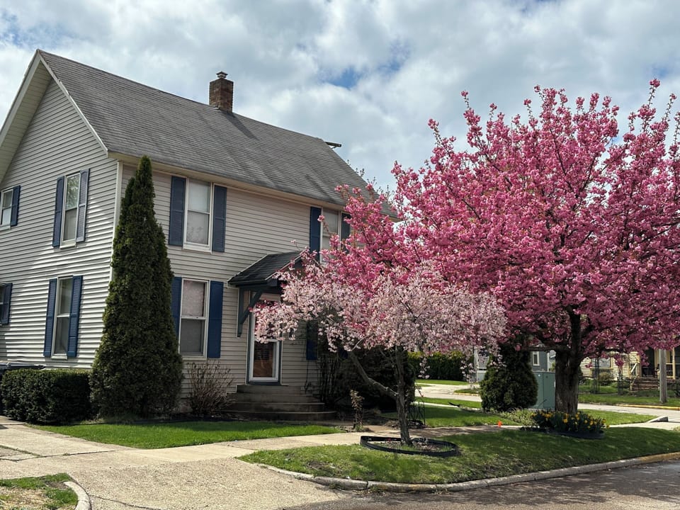 Corner house, this side faces Huron
