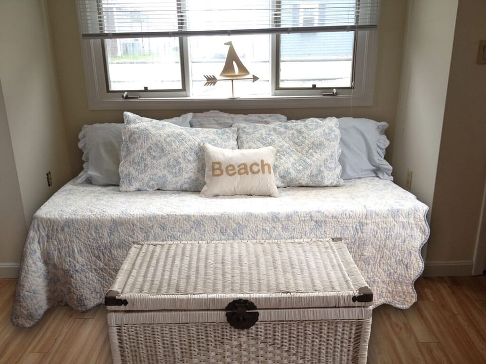 Twin size daybed in the kitchen/living area