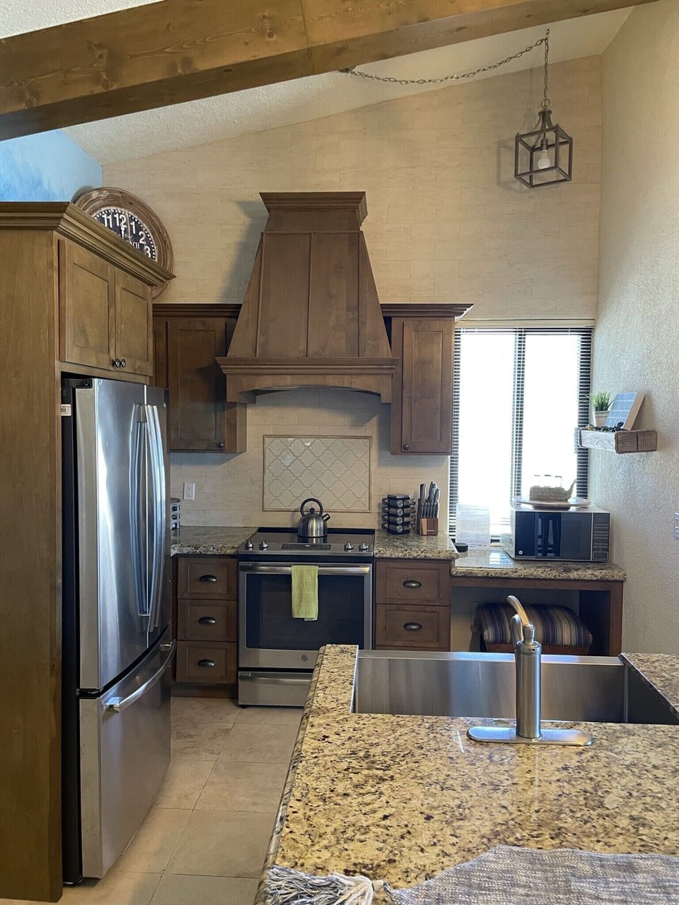Full kitchen, microwave, coffee pot, ice maker, toaster, blender