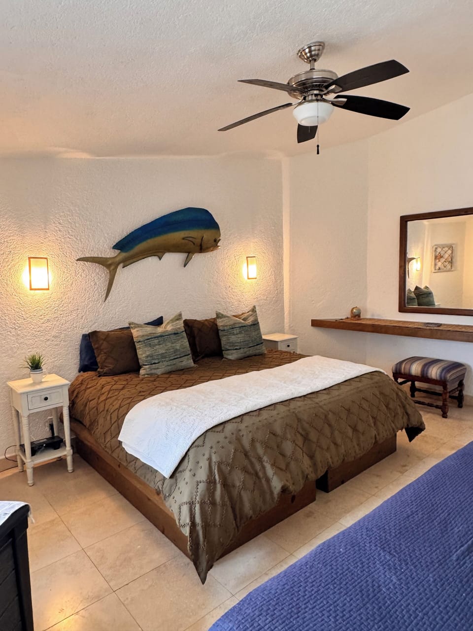 Guest room w 2 beds - King and Twin sizes