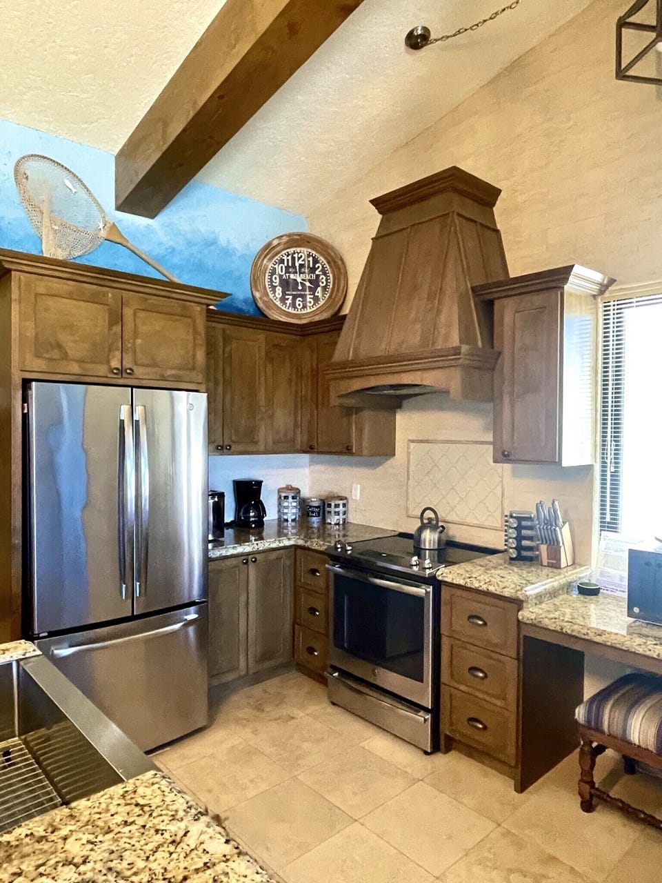 Full kitchen, ice maker, Keurig 