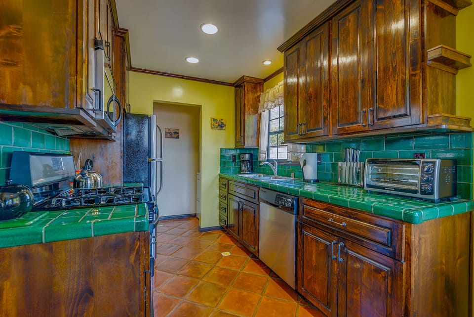 Charming kitchen with gas stove 